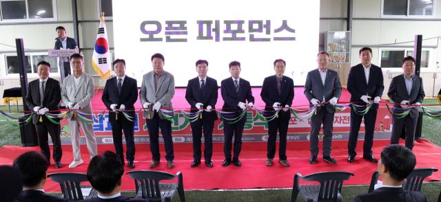 박정주(왼쪽에서 여섯번째) 충남도 행정부지사가 내표~삽교호 자전거도로 개통식을 갖고 있다. 사진제공=충남도