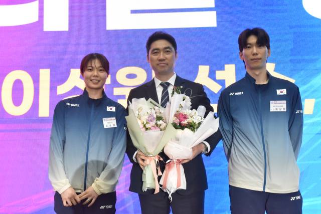 김동문 대한배드민턴협회장이 21일 서울 송파구 올림픽파크텔에서 열린 제32대 대한배드민턴협회장 취임식에서 김소영(왼쪽), 이상원 선수로부터 꽃다발을 선물 받은 뒤 기념촬영을 하고 있다. 사진 제공=대한배드민턴협회