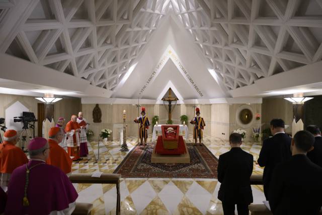 프란치스코 교황의 시신이 21일 월요일 바티칸 내 개인 예배당에 안치돼 있다. 바티칸미디어·AP연합뉴스