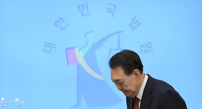 윤석열 전 대통령이 4월21일 서울 서초구 서울중앙지법에서 열린 내란 우두머리 혐의 형사재판 2차 공판에 출석하고 있다. ⓒ 연합뉴스