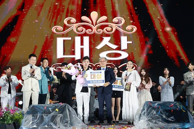 경남 의령에서 열린 '제9회 이호섭가요제'에서 '원망'을 부른 홍재형씨가 대상을 수상했다. ⓒ의령군