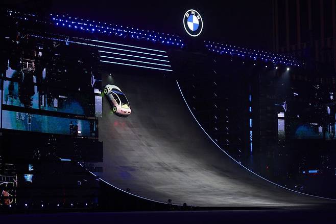 BMW가 2025 오토 상하이 개막에 앞서 ‘비전 드라이빙 익스피리언스’를 세계 최초로 시연했다. 이 고성능 시험 차량은 18000Nm의 토크를 기반으로 55도 경사 등판을 시연해 관람객의 탄성을 이끌었다. 사진제공｜BMW