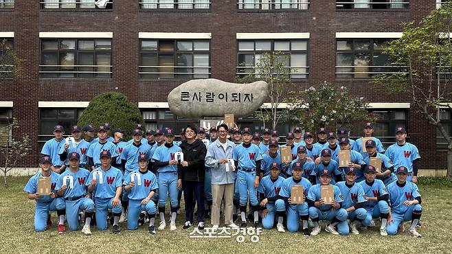 휘문고를 찾은 박용택과 김선우. 스포츠바이브 제공
