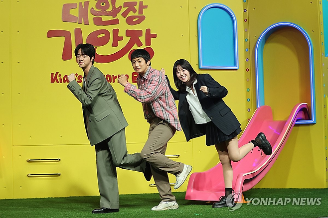 왼쪽부터 넷플릭스 ‘대환장 기안장’에 출연 중인 BTS 진, 기안84, 배우 지예은. 연합뉴스 제공