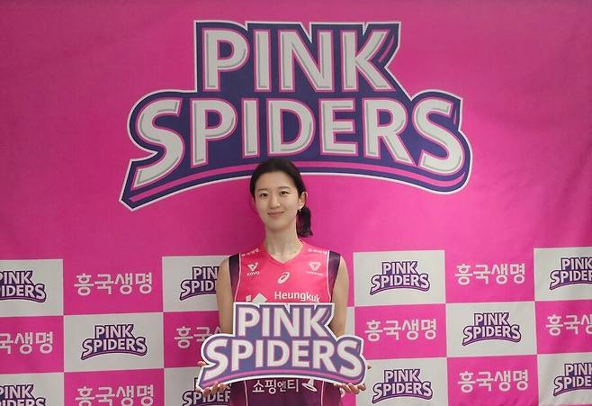 ▲ 흥국생명에 새로 합류한 FA 이다현이 흥국생명 유니폼을 입고 촬영에 나섰다. ⓒ흥국생명 핑크스파이더스