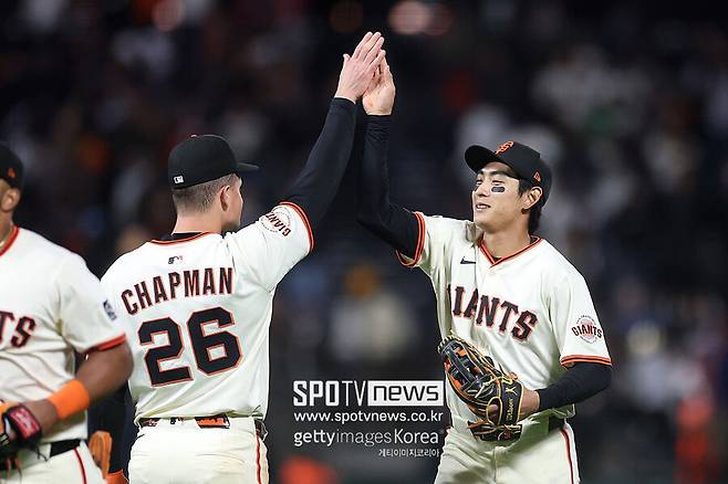 ▲ 이정후는 22일(한국시간) 미국 캘리포니아주 샌프란시스코 오라클파크에서 열린 2025 메이저리그 밀워키 브루어스와 경기에 3번 타자 중견수로 선발 출전해 4타수 1안타(3루타) 1타점을 기록했다. 하이파이브하는 이정후. ⓒ연합뉴스/AFP