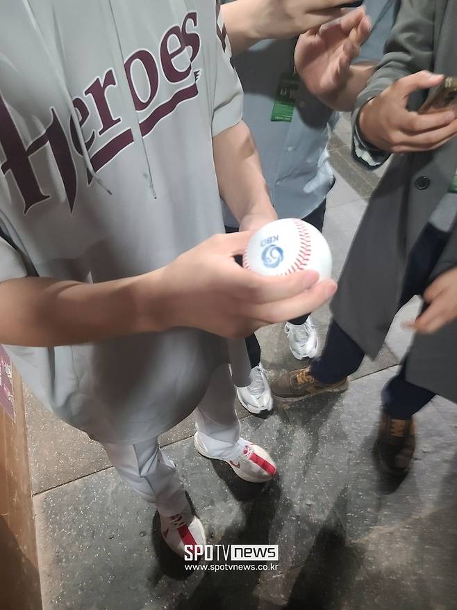 ▲ 하영민이 기아 타이거즈 제임스 네일의 스위퍼 그립을 보고 따라 던지게 됐다는 변형 슬라이더 그립을 보여주고 있다 ⓒ 맹봉주 기자