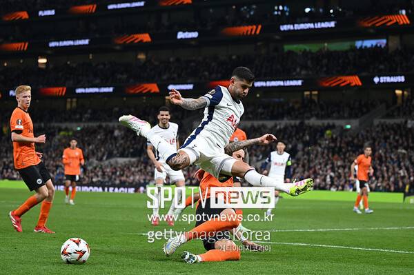 ▲ 크리스티안 로메로는 '저비용 고효율'로 일관하는 다니엘 레비 회장의 경영 스타일로 발전 없는 토트넘의 현재 상황에 좌절하며 이적을 결심한 것으로 보인다.