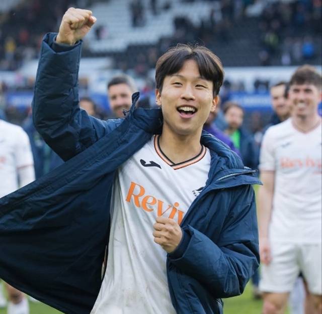 엄지성. /사진=스완지 SNS