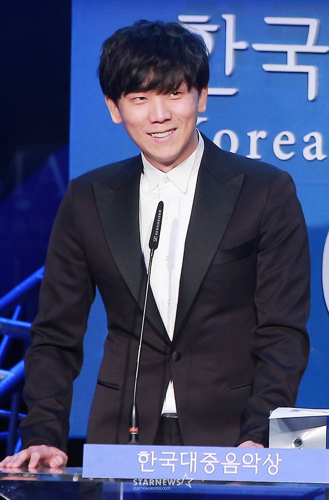 $ 가수 정기고가 29일 오후 서울 구로구 구로아트밸리 예술극장에서 진행된 제13회 한국대중음악상에서 최우수 팝 노래 시상자로 나서 인사말을 하고 있다. /사진=김창현 기자 chmt@