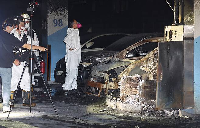 연기를 감지할 수 있어야 전기차 화재사고의 피해를 줄일 수 있다. [사진 | 뉴시스]
