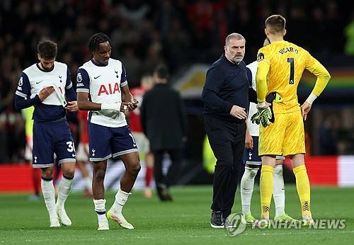 엔지 포스테코글루 감독이 이끄는 토트넘 홋스퍼가 22일(한국시간) 영국 런던에 있는 토트넘 홋스퍼 스타디움에서 열린 노팅엄 포레스트와의 2024-2025시즌 프리미어리그 33라운드 홈 경기에서 1-2로 패했다.&nbsp;연합뉴스