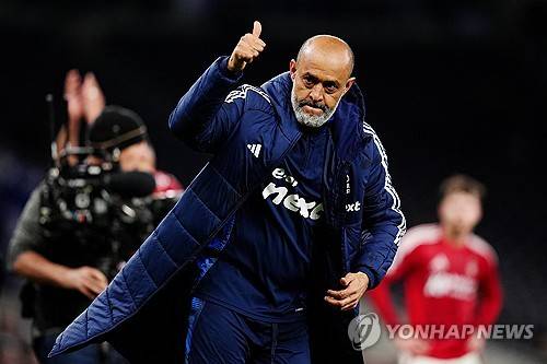 엔지 포스테코글루 감독이 이끄는 토트넘 홋스퍼가 22일(한국시간) 영국 런던에 있는 토트넘 홋스퍼 스타디움에서 열린 노팅엄 포레스트와의 2024-2025시즌 프리미어리그 33라운드 홈 경기에서 1-2로 패했다.&nbsp;연합뉴스