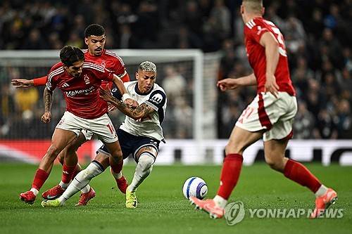 엔지 포스테코글루 감독이 이끄는 토트넘 홋스퍼가 22일(한국시간) 영국 런던에 있는 토트넘 홋스퍼 스타디움에서 열린 노팅엄 포레스트와의 2024-2025시즌 프리미어리그 33라운드 홈 경기에서 1-2로 패했다.&nbsp;연합뉴스