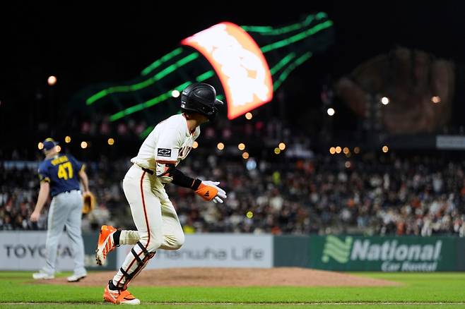 샌프란시스코 자이언츠 외야수 이정후가 22일 샌프란시스코의 오라클파크에서 열린 2025 미국프로야구 메이저리그 밀워키 브루어스와의 홈경기에 3번타자 겸 중견수로 선발 출전해 4타수 1안타 1타점을 기록했다. 시즌 타율은 0.333에서 0.329로 소폭 하락했다. AP 연합뉴스