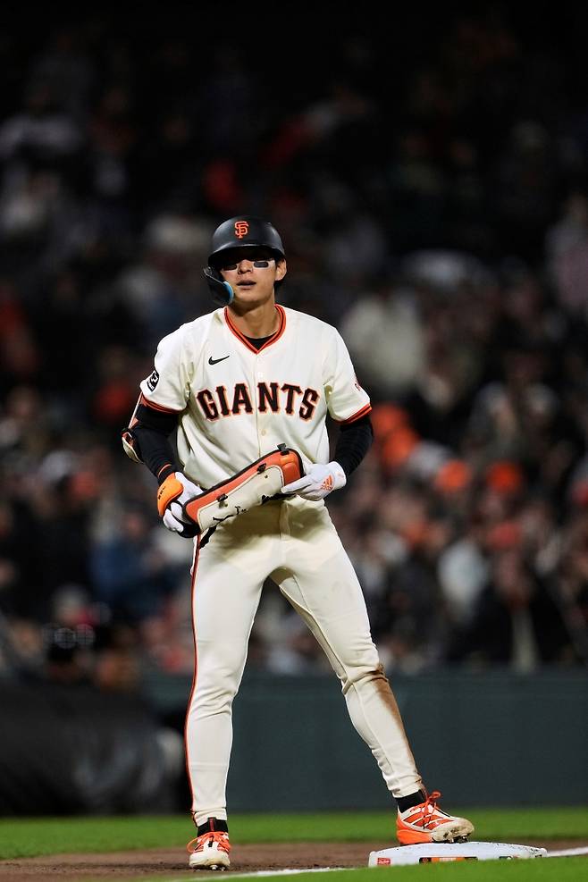 샌프란시스코 자이언츠 외야수 이정후가 22일 샌프란시스코의 오라클파크에서 열린 2025 미국프로야구 메이저리그 밀워키 브루어스와의 홈경기에 3번타자 겸 중견수로 선발 출전해 4타수 1안타 1타점을 기록했다. 시즌 타율은 0.333에서 0.329로 소폭 하락했다. AP 연합뉴스
