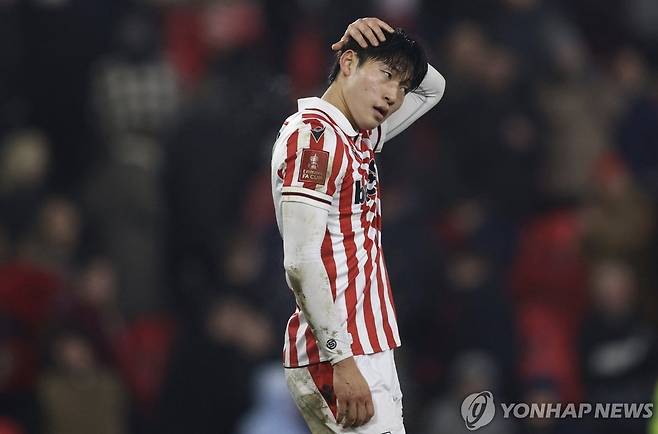 마크 로빈스 감독이 이끄는 스토크 시티가 22일(한국시간) 영국 리즈에 있는 앨런드 로드에서 열린 리즈 유나이티드와의 2024-2025시즌 챔피언십 44라운드 원정 경기에서 무려 0-6 대패를 당했다.   배준호가 선발 출장해 활약했지만, 팀 수비진이 무너지면서 별다른 활약을 하지 못했다. 스토크는 2연승 행진이 좌절됐다. 승점 50(12승14무18패)에 머무른 스토크는 강긍권 순위인 22위 루턴타운(승점46)과 승점 차가 단 4점에 불과하다. 연합뉴스