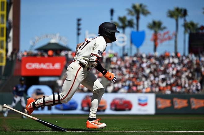 경기 중반까지 침묵하던 이정후(샌프란시스코 자이언츠)가 네 타석 만에 안타를 때려내면서 아쉬움을 만회했다. 이정후는 22일 미국 캘리포니아주 샌프란시스코의 오라클파크에서 열린 2025 미국프로야구 메이저리그(MLB) 밀워키 브루어스와의 홈경기에 3번타자 겸 중견수로 선발 출전했다. 4타수 1안타 1타점으로 팀의 5-2 승리에 기여했다. 이정후의 시즌 타율은 0.333에서 0.329(85타수 28안타)로 소폭 하락했다. 연합뉴스