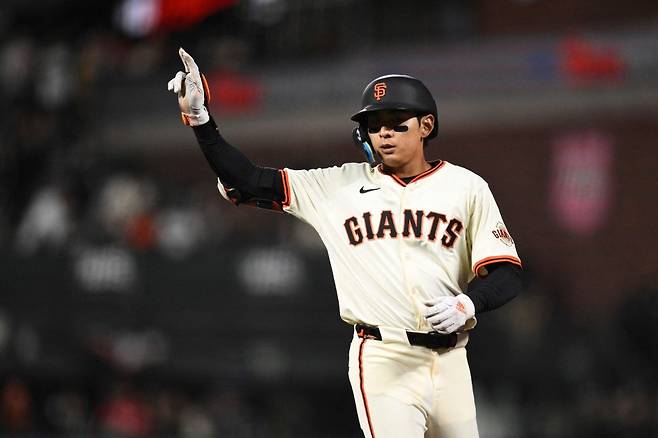 경기 중반까지 침묵하던 이정후(샌프란시스코 자이언츠)가 네 타석 만에 안타를 때려내면서 아쉬움을 만회했다. 이정후는 22일 미국 캘리포니아주 샌프란시스코의 오라클파크에서 열린 2025 미국프로야구 메이저리그(MLB) 밀워키 브루어스와의 홈경기에 3번타자 겸 중견수로 선발 출전했다. 4타수 1안타 1타점으로 팀의 5-2 승리에 기여했다. 이정후의 시즌 타율은 0.333에서 0.329(85타수 28안타)로 소폭 하락했다. 연합뉴스