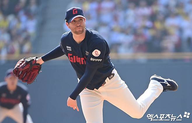22일 오후 서울 송파구 잠실야구장에서 열린 '2025 신한 SOL Bank KBO리그' 롯데 자이언츠와 LG 트윈스의 경기, 1회말 롯데 선발투수 반즈가 역투하고 있다. 엑스포츠뉴스 DB