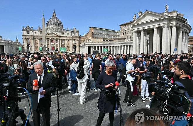 교황 선종 소식이 전해진 후 성베드로 광장에 모여든 신자들 [AFP 연합뉴스. 재판매 및 DB 금지]