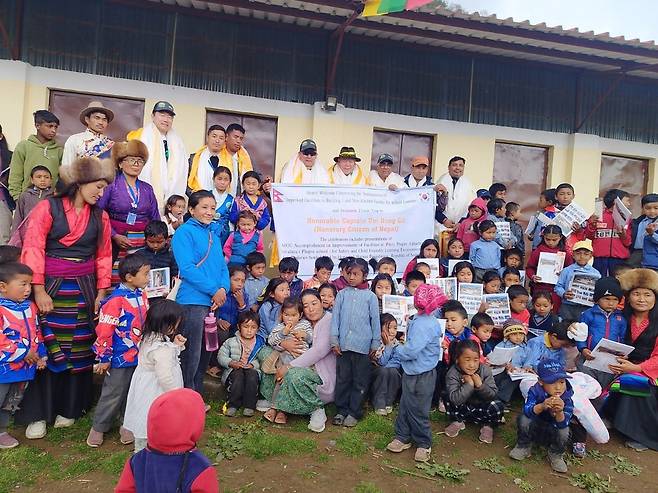 파프레 학교 재개관 및 엄홍길휴먼재단 현판 제막식 참석자들 [엄홍길휴먼재단 제공. 재판매 및 DB 금지]