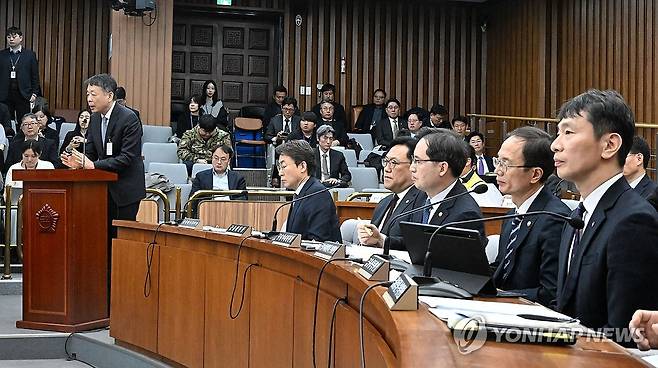 답하는 김광일MBK 파트너스 부회장 (서울=연합뉴스) 18일 국회에서 열린 정무위 전체회의 홈플러스·MBK 파트너스 및 삼부토건 관련 긴급 현안질의에서 김광일MBK 파트너스 부회장 겸 홈플러스 공동 대표가 의원들의 질의에 답하고 있다. 2025.3.18 [국회사진기자단] photo@yna.co.kr