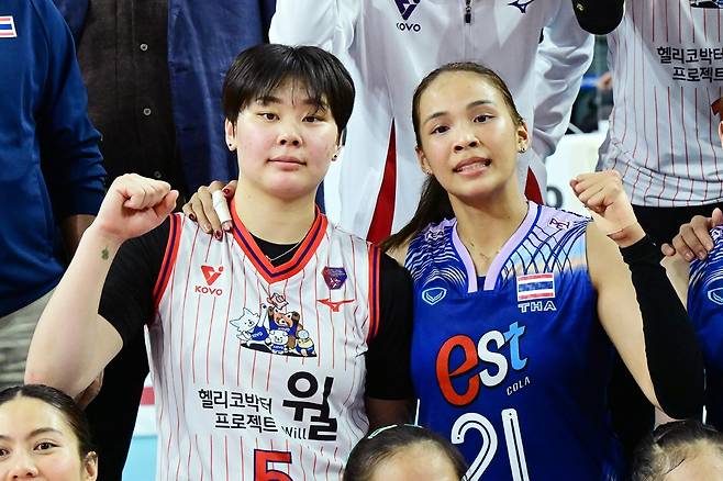 한국-태국 여자배구 올스타 슈퍼매치 후 나란히 사진을 찍은 김다은(왼쪽)과 타나차 [한국배구연맹 제공. 재판매 및 DB 금지]