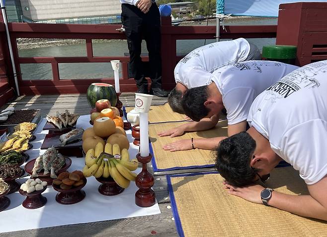 "안전한 뱃길 되게 해주소서"     (목포=연합뉴스) 김예나 기자 = 지난 21일 국립해양유산연구소 전통선박팀 관계자들이 무사 항해를 기원하는 뱃고사를 지내며 절하고 있다. 과거 조선과 일본으로 오간 조선통신사들이 탄 배를 재현한 선박은 이달 28일 부산을 출항해 한일 국교 정상화 60주년을 맞는 올해 처음으로 일본 오사카까지 항해한다. 2025.4.22
    yes@yna.co.kr