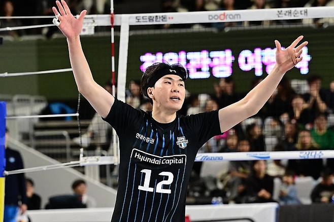 환호하는 현대캐피탈의 전광인 (서울=연합뉴스) 25일 천안 유관순체육관에서 열린 프로배구 도드람 2024-2025 V리그 남자부 홈경기에서 현대캐피탈의 전광인이 환호하고 있다. 2024.12.25 [한국배구연맹 제공. 재판매 및 DB 금지] photo@yna.co.kr