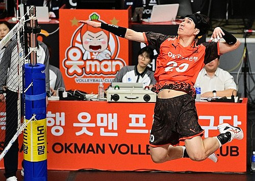 스파이크하는 OK저축은행의 신호진 (서울=연합뉴스) 6일 안산 상록수체육관에서 열린 도드람 2024-2025 V리그 남자부 OK저축은행과 대한항공 경기에서 OK저축은행의 신호진이 스파이크 하고 있다. 2025.3.6 [한국배구연맹 제공. 재판매 및 DB 금지] photo@yna.co.kr