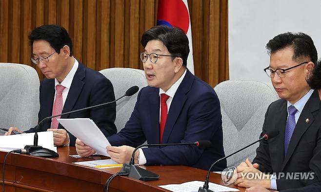 원내대책회의에서 발언하는 권성동 원내대표 (서울=연합뉴스) 김주형 기자 = 국민의힘 권성동 원내대표(가운데)가 22일 국회에서 열린 원내대책회의에서 발언하고 있다. 2025.4.22 kjhpress@yna.co.kr