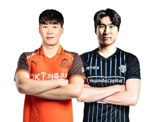 1대 1 트레이드로 유니폼 갈아입은 전광인(왼쪽)과 신호진 [한국배구연맹 제공. 재판매 및 DB 금지]