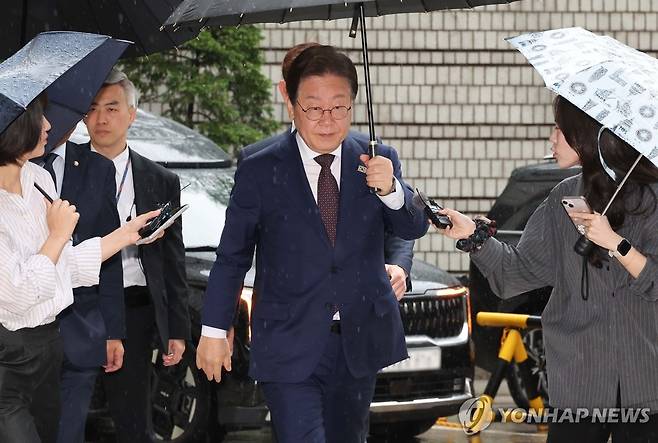 이재명 후보, 속행 공판 출석 (서울=연합뉴스) 이진욱 기자 = 더불어민주당 이재명 대선 경선 후보가 22일 서울 서초구 서울중앙지법에서 열린 '대장동 배임·성남FC 뇌물' 1심 속행 공판에 출석하고 있다. 2025.4.22 cityboy@yna.co.kr