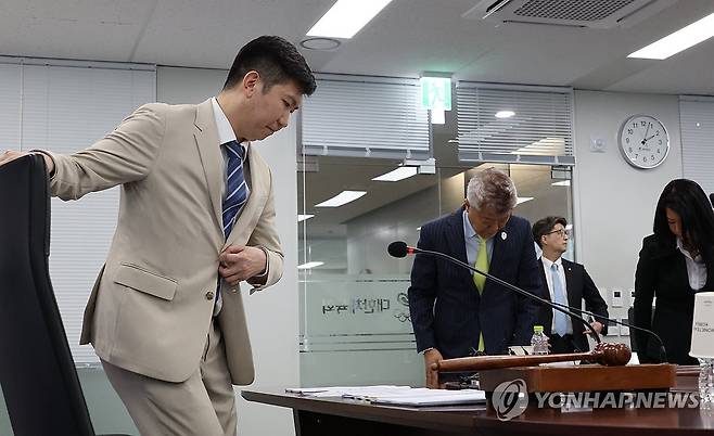 이사회 참석한 유승민 대한체육회장 (서울=연합뉴스) 이진욱 기자 = 22일 서울 송파구 올림픽회관에서 열린 제2차 대한체육회 이사회에서 유승민 대한체육회장이 착석하고 있다. 2025.4.22 cityboy@yna.co.kr
