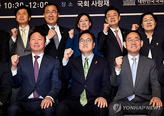 국회 싱크탱크 미래산업포럼 발족 (서울=연합뉴스) 김주성 기자 = 우원식 국회의장이 22일 서울 여의도 국회 사랑재에서 열린 국회 싱크탱크 미래산업포럼 발족식에서 주호영 국회부의장, 최태원 대한상의 회장 등 참석자들과 기념촬영 하고 있다. 2025.4.22 [공동취재] utzza@yna.co.kr
