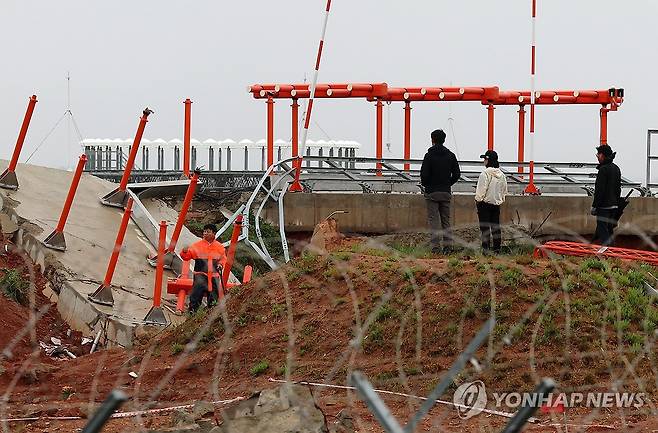 무안공항 로컬라이저 현장 조사하는 항철위 (무안=연합뉴스) 조남수 기자 = 22일 전남 무안국제공항에서 제주항공 여객기 사고 원인을 조사 중인 항공철도사고조사위원회(항철위) 관계자들이 방위각 시설(로컬라이저) 현장 조사하고 있다. 2025.4.22 iso64@yna.co.kr