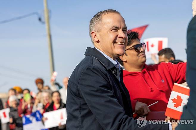 퀘벡주에서 선거 유세 중인 마크 카니 캐나다 총리 (도르발 로이터=연합뉴스) 지난 18일(현지시간) 마크 카니 캐나다 총리가 퀘벡주의 도르발에서 선거 유세를 마치고 공항에 도착했다. 2025.04.22