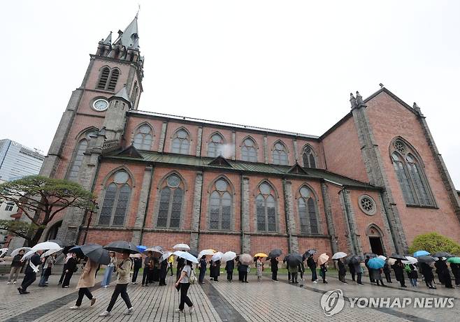 프란치스코 교황 빈소 추모 발길 (서울=연합뉴스) 서명곤 기자 = 22일 서울 중구 명동대성당 지하성당에 마련된 프란치스코 교황 빈소를 찾은 추모객들이 줄을 서고 있다.2025.4.22 seephoto@yna.co.kr