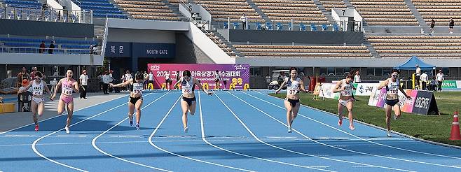 김다은, 여자 100ｍ 우승 (서울=연합뉴스) 김다은(오른쪽 세 번째)이 21일 경북 구미시민운동장에서 열린 2025 구미아시아육상경기선수권대회 최종선발대회 여자 100ｍ 결선에서 가장 먼저 결승선을 통과하고 있다. 2025.4.21 [대한육상연맹 제공. 재판매 및 DB 금지] photo@yna.co.kr