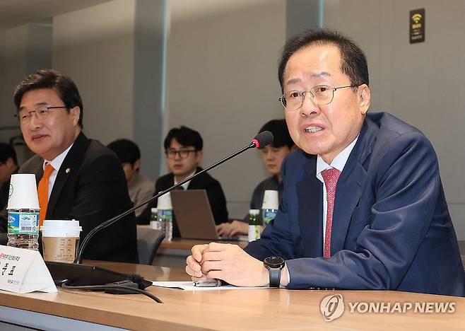 홍준표 후보, 대한의사협회 간담회 (서울=연합뉴스) 이정훈 기자 = 국민의힘 홍준표 대선 경선 후보가 22일 서울 용산구 대한의사협회에서 열린 간담회에서 발언하고 있다. 2025.4.22 uwg806@yna.co.kr