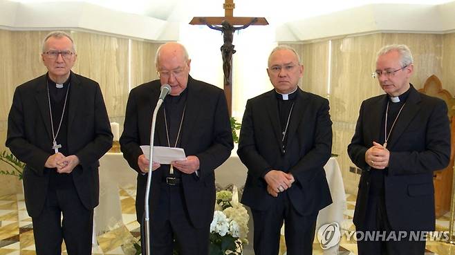 프란치스코 교황 선종 발표하는 페렐 추기경(왼쪽 두 번째) [로이터 연합뉴스. 재판매 및 DB 금지]