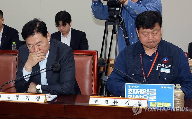 '아직은 어색' (세종=연합뉴스) 배재만 기자 = 최저임금위원회 사용자위원인 류기정 한국경영자총협회 전무(왼쪽)와 근로자위원인 류기섭 한국노총 사무총장이 22일 정부세종청사에서 열린 내년도 최저임금 수준을 결정하기 위한 최저임금위원회 1차 전원회의에 나란히 자리하고 있다. 2025.4.22 scoop@yna.co.kr