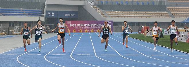 서민준, 남자 200ｍ 우승 (서울=연합뉴스) 서민준(왼쪽 두 번째)이 22일 경북 구미시민운동장에서 열린 2025 구미아시아육상경기선수권 최종선발대회 남자 200ｍ 결선에서 가장 먼저 결승선을 통과하고 있다. [대한육상연맹 제공. 재판매 및 DB금지]