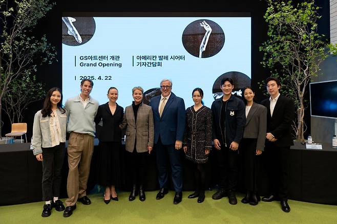 아메리칸 발레 시어터 기자간담회 22일 서울 GS아트센터에서 열린 아메리칸 발레 시어터(ABT) 기자간담회에서 참석자들이 기념 사진을 촬영하고 있다. 2025.04.22 [GS아트센터 제공. 재판매 및 DB금지]