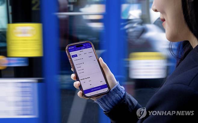 SKT, 녹색생활 실천 돕는 '에코레터' 도입 (서울=연합뉴스) SK텔레콤이 지구의 날을 맞아 모바일 청구서 '빌레터(Bill Letter)' 내에 녹색생활 실천을 돕는 신규 서비스 '에코레터'를 출시한다고 22일 밝혔다. 모델이 에코레터를 소개하고 있다. 2025.4.22 [SK텔레콤 제공. 재판매 및 DB 금지] photo@yna.co.kr