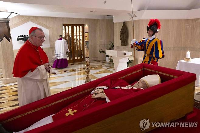 관에 안치된 프란치스코 교황 [AFP/교황청 연합뉴스. 재판매 및 DB 금지]
