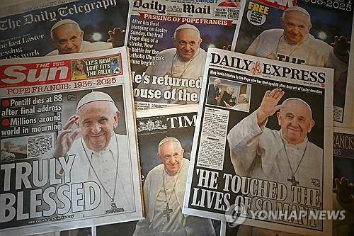 프란치스코 교황의 선종 소식 1면에 실은 영국 언론들 [AFP 연합뉴스 자료사진. 재판매 및 DB 금지]