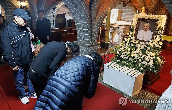 프란치스코 교황 추모 발걸음 (서울=연합뉴스) 지난 21일(현지시간) 선종한 프란치스코 교황의 빈소가 마련된 22일 서울 중구 명동대성당 지하성당에서 조문객들이 추모를 하고 있다. 2025.4.22 [사진공동취재단] photo@yna.co.kr