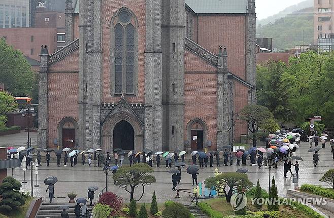 추모 행렬 (서울=연합뉴스) 서명곤 기자 = 22일 서울 중구 명동대성당 지하성당에 마련된 프란치스코 교황 분향소를 찾은 추모객들이 줄을 서고 있다．2025.4.22 seephoto@yna.co.kr